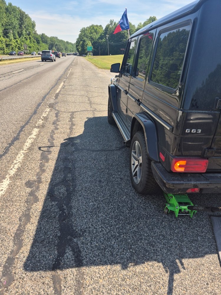 Vehicle on a Maryland highway shoulder during a roadside assistance call